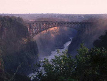 Südliches Afrika, Zambia: Expedition "Wilder Westen" - die Eisenbahnbrücke zwischen Zambia und Zimbabwe an den Viktoria-Fällen