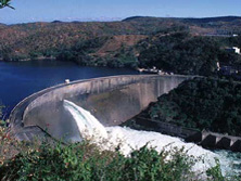 Sdliches Afrika, Zambia: Expedition "Wilder Westen" - Staudamm der Kariba-Talsperre am Zambesi